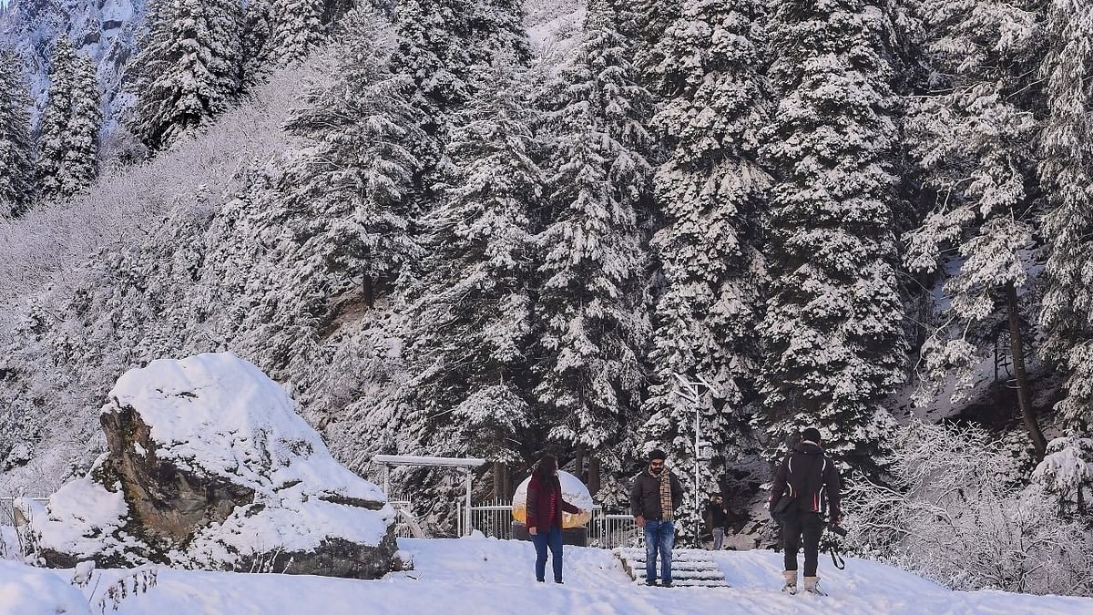 Night temperature stays above freezing point at most places in Kashmir