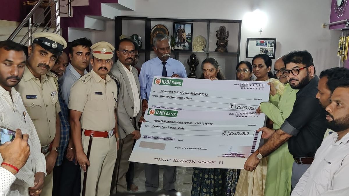K'taka govt hands over Rs 50 lakh cheque to Capt. Pranjal's family