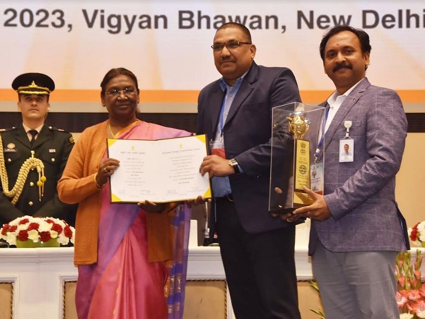 Honorable President of India, Droupadi Murmu,  presented the BEE’s National Energy Conservation Award to Samsung representatives Suresh Kumar Palanki and Jijeesh Rajan.