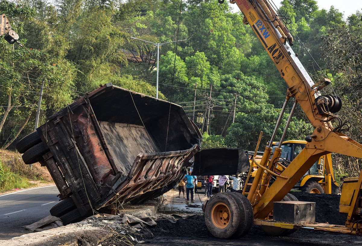 The recently enacted Bharatiya Nyaya Sanhita provides for imprisonment of up to 10 years and up to Rs 7 lakh in fines for truck drivers causing deadly hit-and-runs through rash or negligent acts. DH FILE PHOTO 