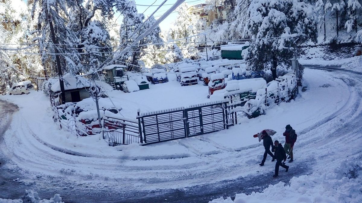 Snowfall disrupts normal life in Himachal's tribal areas, 134 roads closed