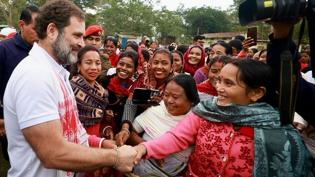 Assamese women leave queues for govt scheme forms to greet Rahul Gandhi - Vimarsana News