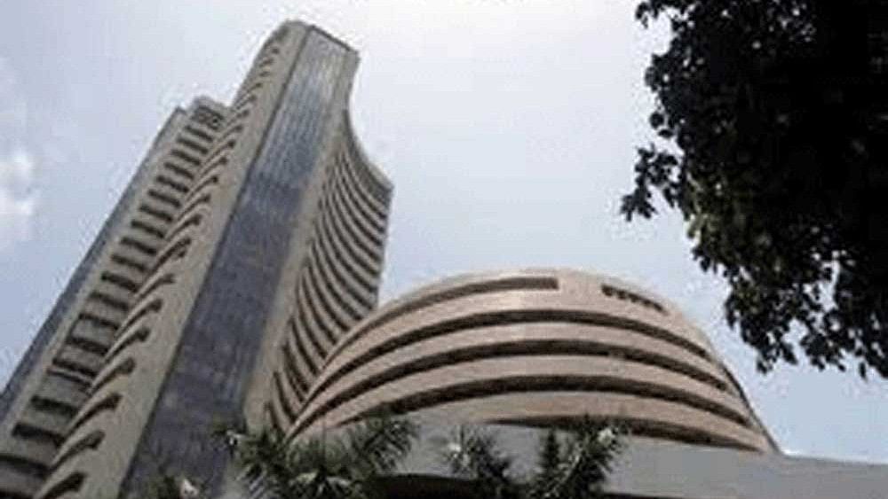 Late buying helps Sensex jump 270 points; RIL, ICICI Bank shine