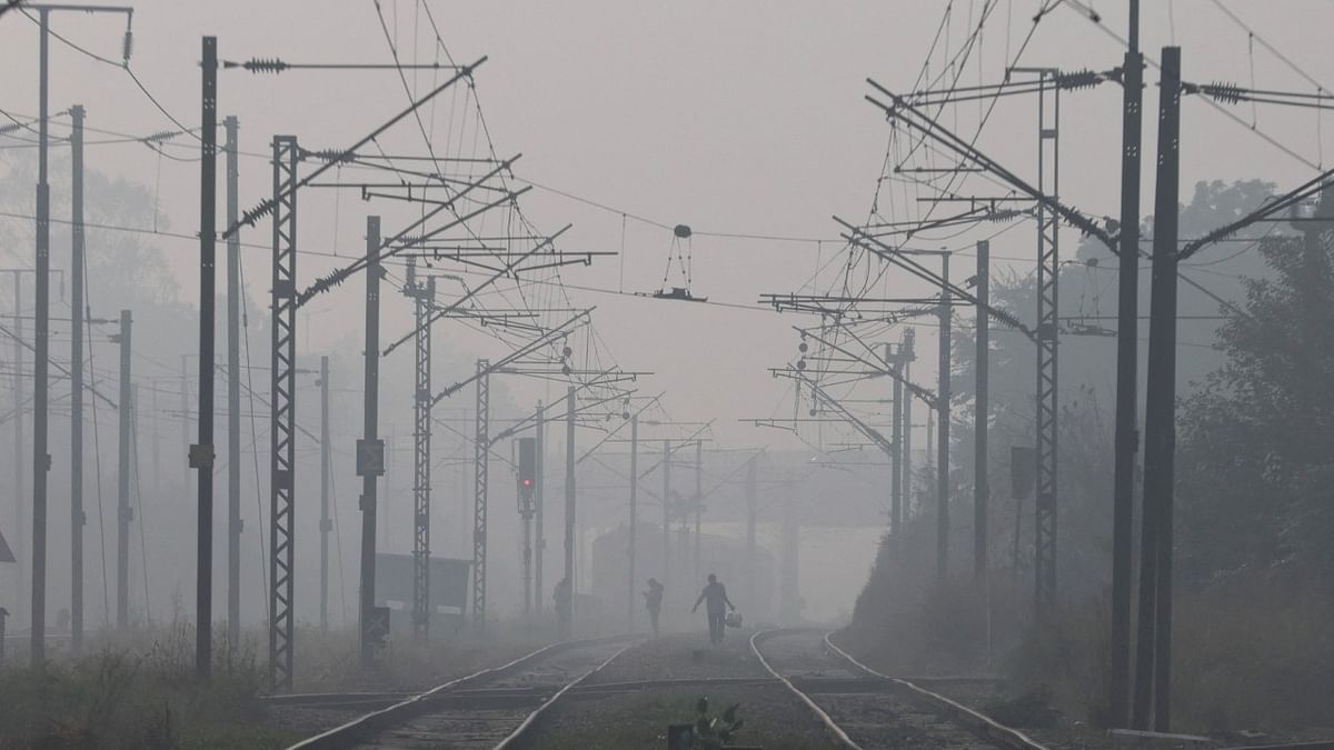 Delhi wakes up to cold morning, 18 trains running late 