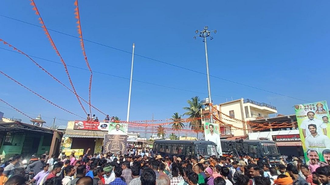 Hanuma Dhwaja removal row intensifies in Karnataka; BJP-JD(S) lock horns with Cong govt