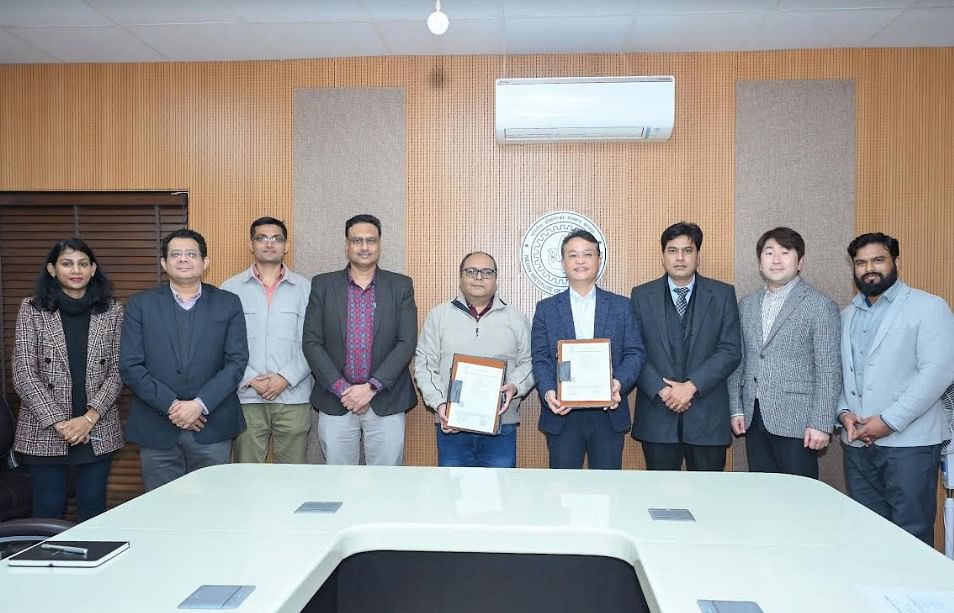 Mr. Kyungyun Roo, Managing Director, SRI-Noida, Prof. Tarun Gupta, Dean, Research and Development, IIT Kanpur and in the presence of Prof. S. Ganesh, Director, IIT Kanpur; Prof. Sandeep Verma, Department of Chemistry, IIT Kanpur; Prof. Tushar Sandhan, Department of Electrical Engineering, IIT Kanpur; and other senior delegates from Samsung.