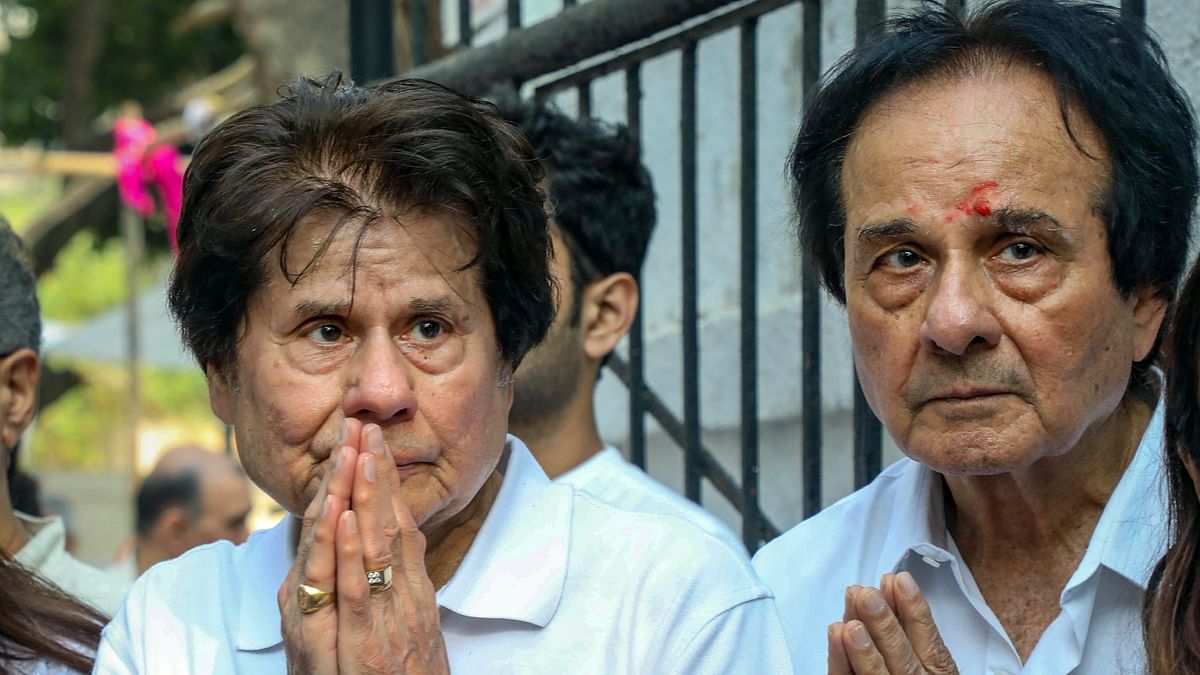 The last rites of the Ghazal maestro Pankaj Udhas were performed with full state honours on Tuesday in Mumbai. In this photo, Pankaj's brothers Nirmal and Manohar are seen during the funeral. 