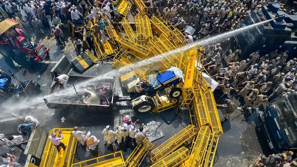 Police use water cannons to disperse farmers protesting at Delhi-UP border during 'Kisan Kranti Padyatra' in New Delhi. Image for representation only.