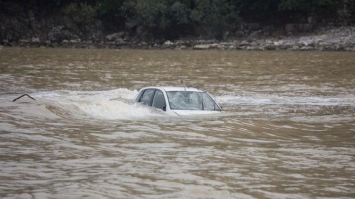 HP driver killed, tourist from Tamil Nadu feared drowned as car fell into river in Kinnaur