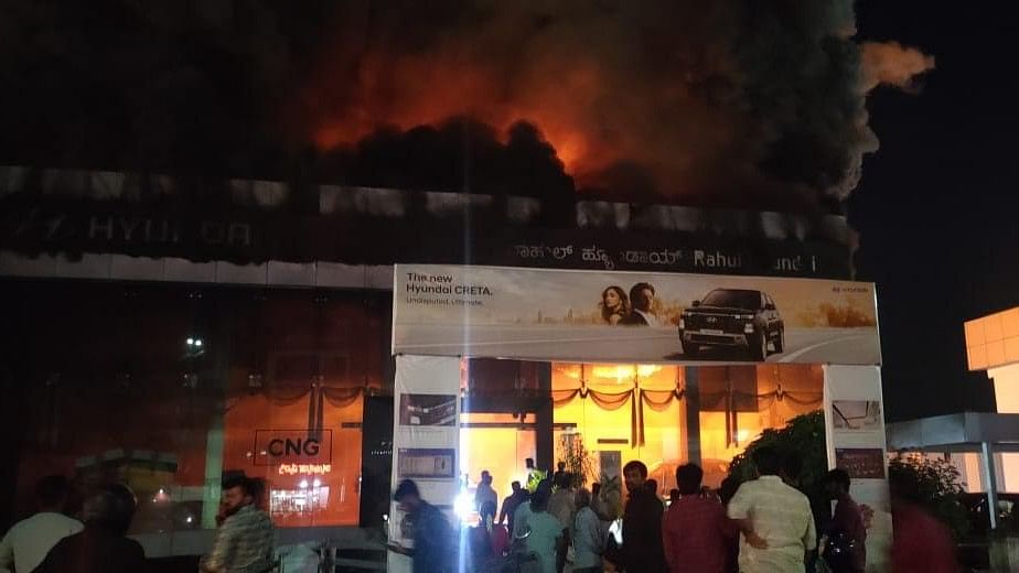 Seven cars gutted in fire at a Shivamogga outlet