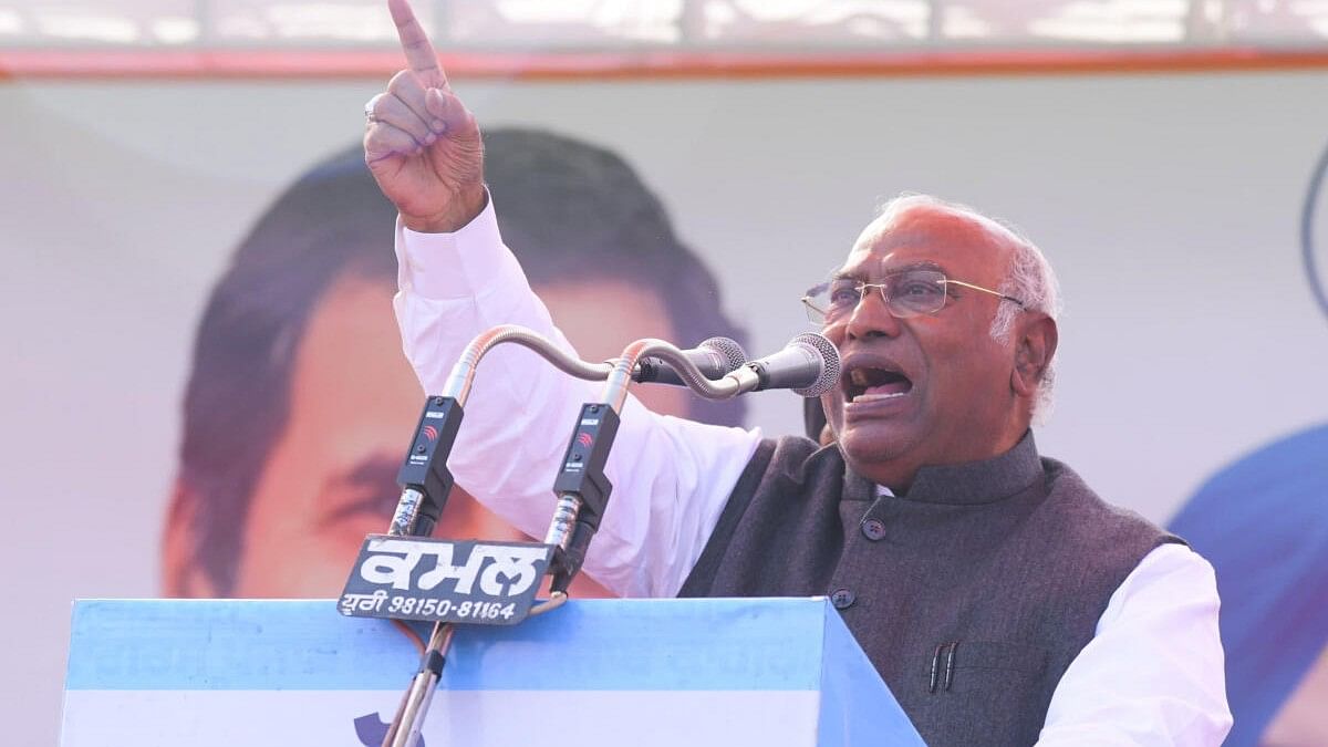 Kharge says Modi govt destroyed 'jawan' & kisan'; extends support to 'Delhi Chalo' protest