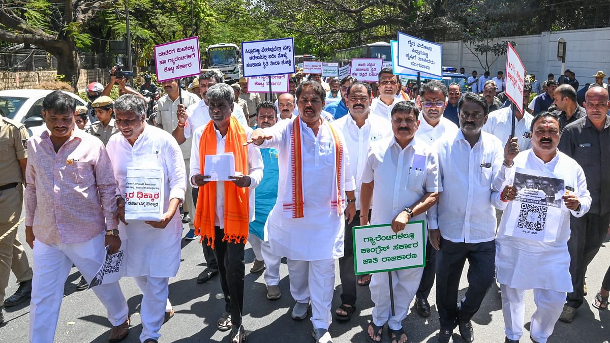 BJP team marches to Raj Bhavan, wants Siddaramaiah govt dismissed
