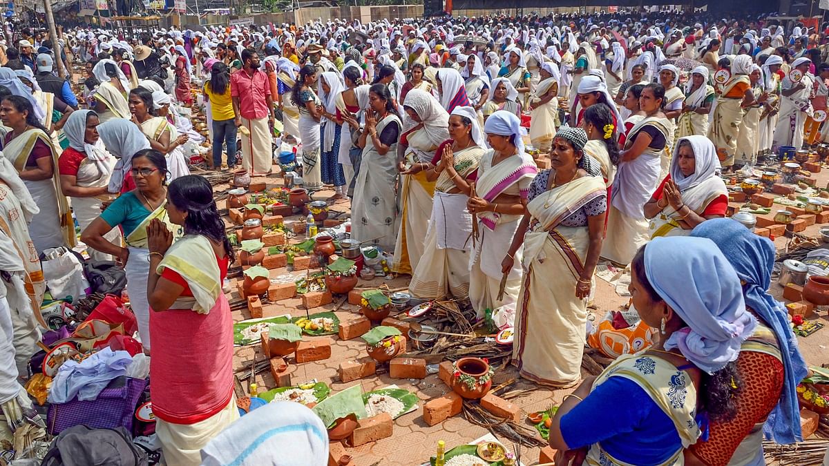 Lakhs of women offer Attukal pongala in Thiruvananthapuram