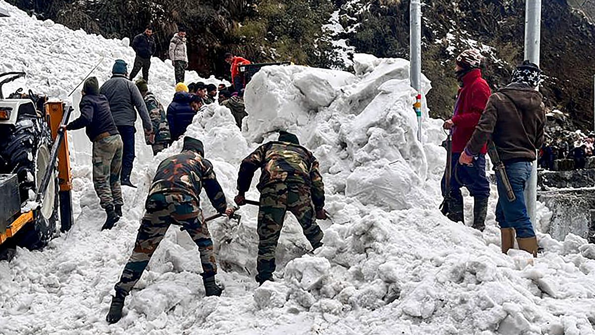 Heavy snowfall in North and East Sikkim trigger blockage of several strategic roads - Vimarsana News