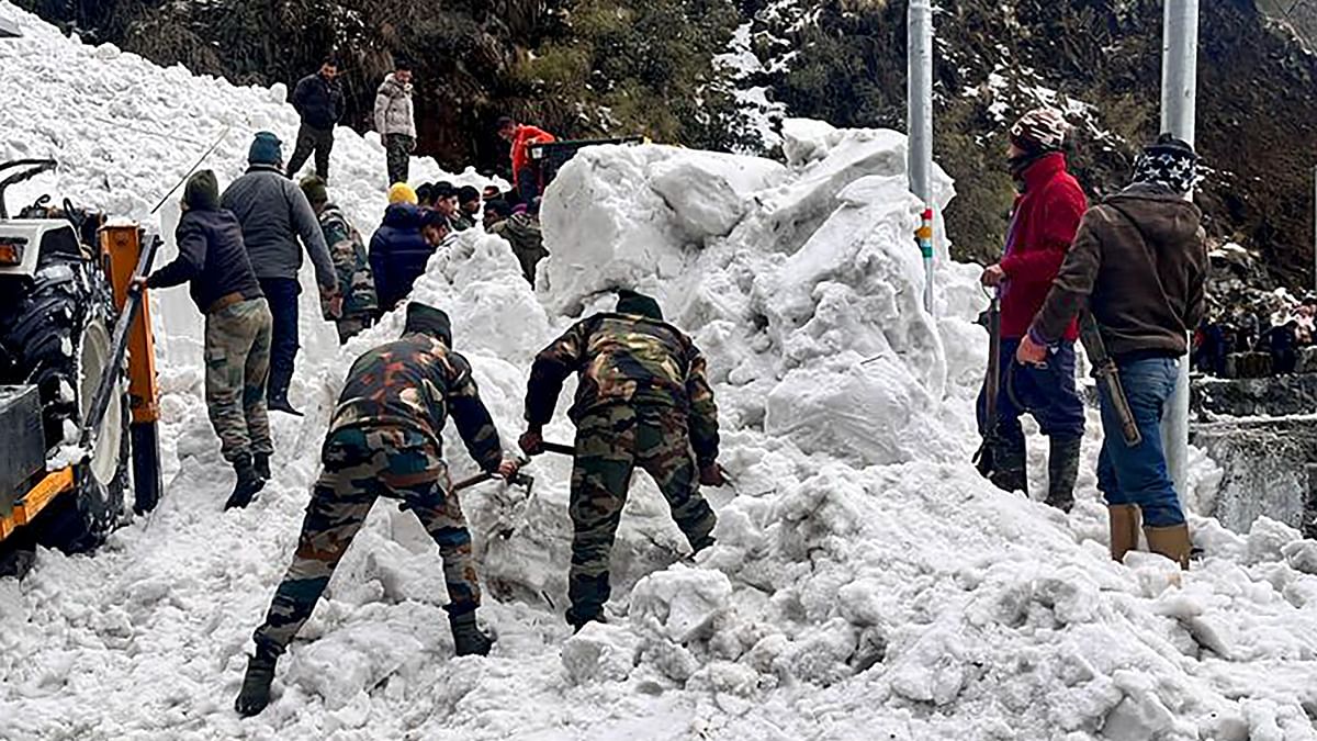 Heavy snowfall in North and East Sikkim trigger blockage of several strategic roads 