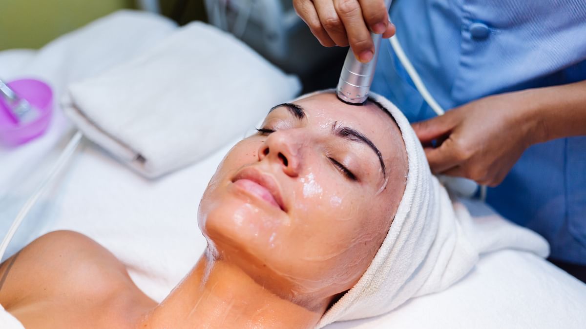 Roboderma Facial: This facial is a cutting-edge facial treatment that uses a robotic device to deliver microcurrents to the skin. The device uses artificial intelligence to analyze your skin and create a customized treatment plan based on your individual needs. 