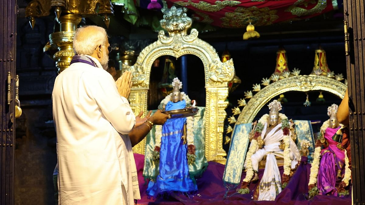 PM Modi offers prayers at Madurai's Meenakshi Amman Temple