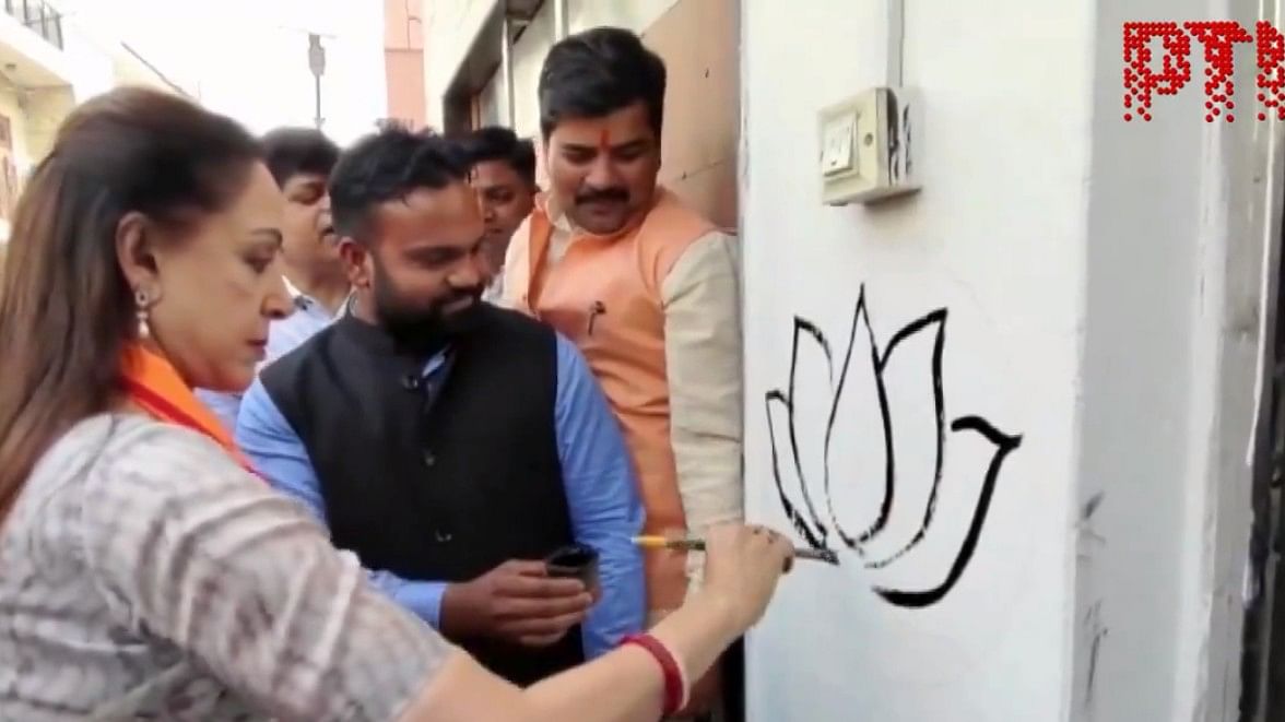 Hema Malini inaugurated the BJP's 'wall-writing' campaign in Mathura.