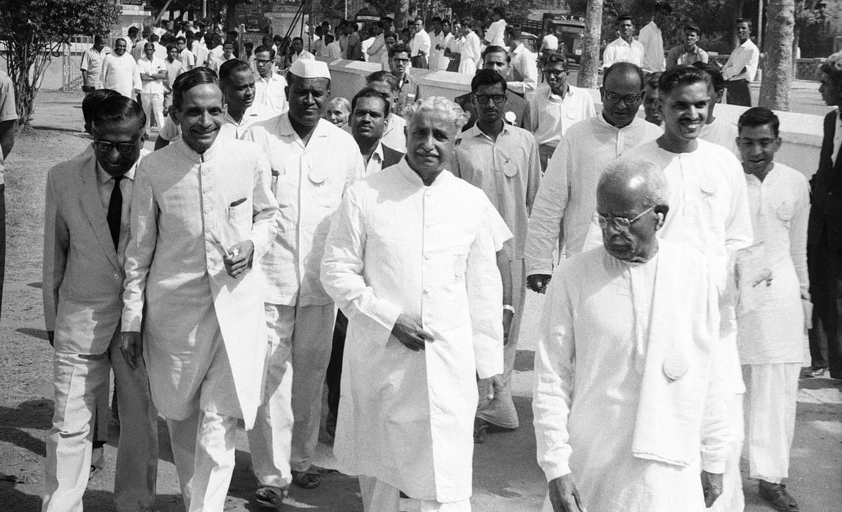 Kuvempu arrives with Ti Taa Sharma Kadalidal Manjappa G Venkatasubbaiah and others to inaugurate the Rajyabhasha Parishat in Bengaluru in 1968.