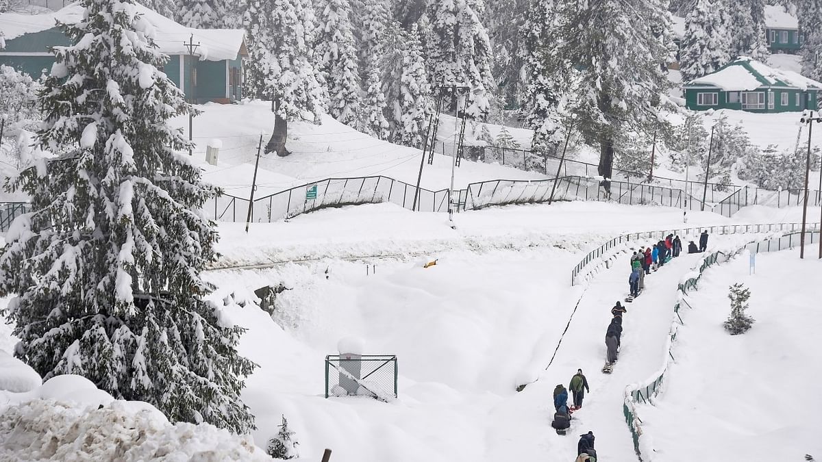 Cold wave conditions persist in Himachal, 130 roads remain blocked