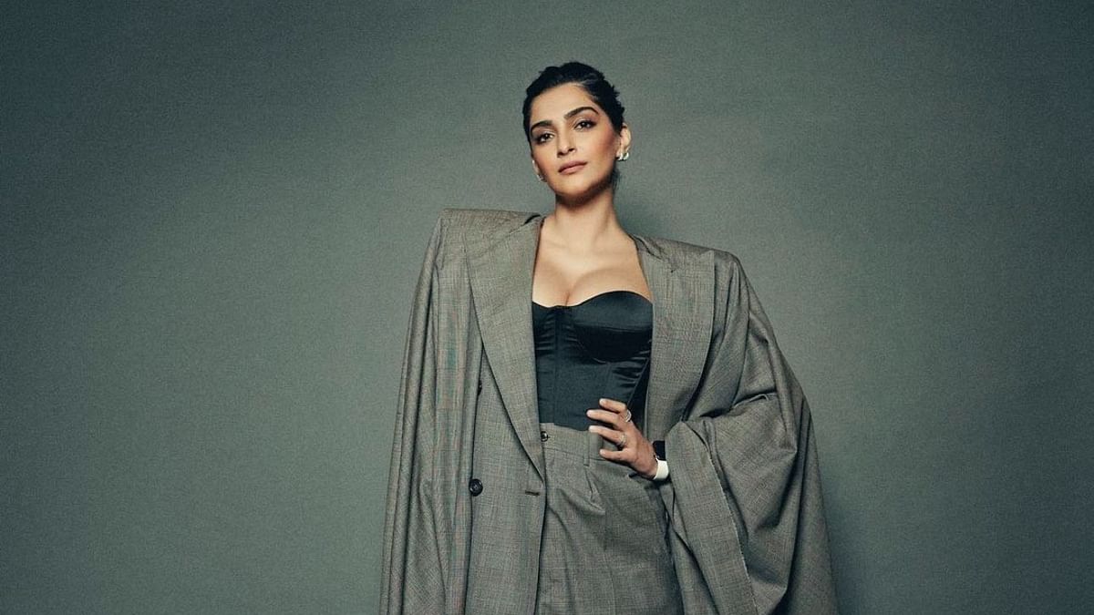 My father is an extreme, neither drinks nor smokes: Sonam Kapoor