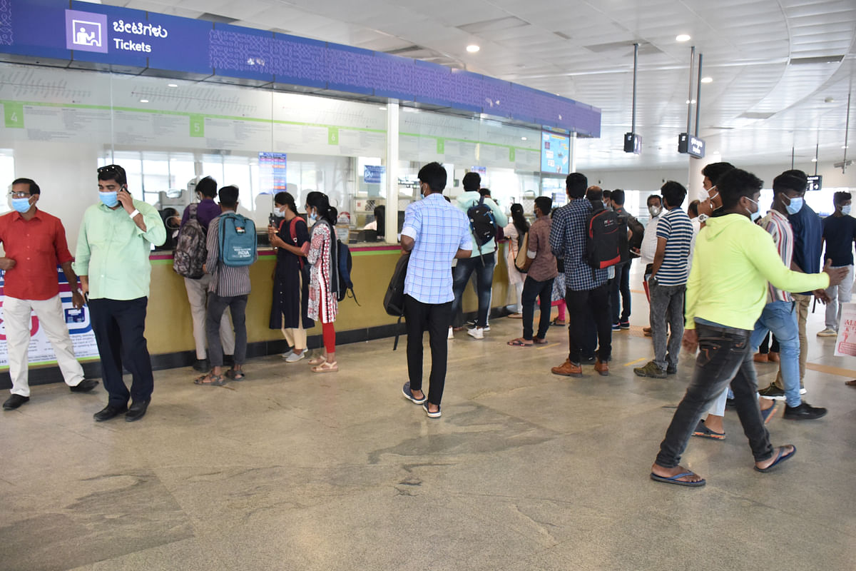 Commuters waiting at the Kempegowda Metro station for buy tickets during the purple line trains was delay due to technical problem in Bengaluru on Thursday. DH Photo by BK Janardhan