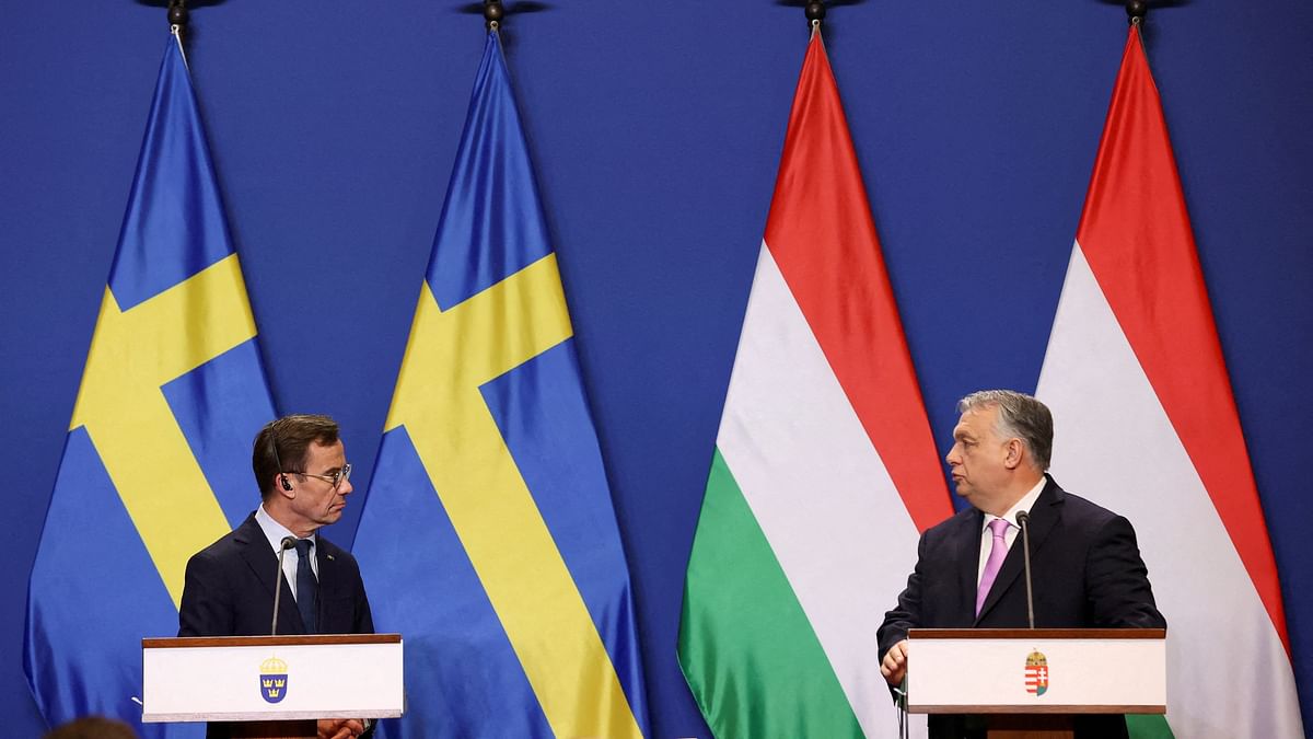 Hungary buys Swedish fighter jets, prepares to approve NATO bid