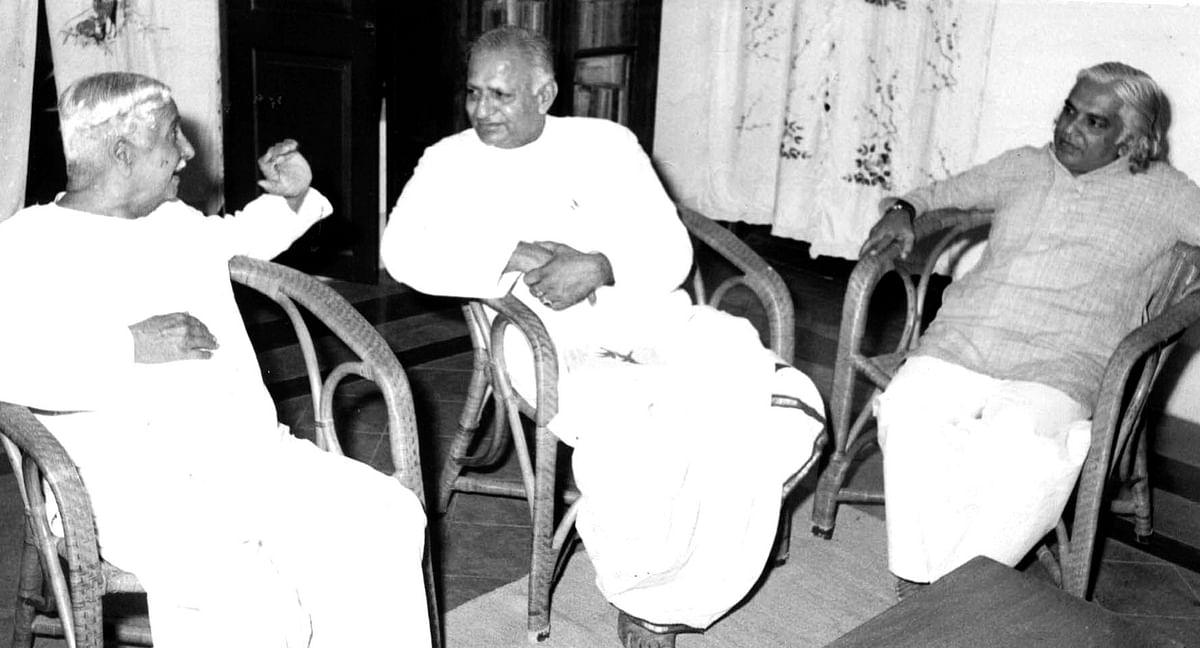 Kuvempu conversing with then CM Devaraja Urs and writer Haa Maa Nayak at the poet