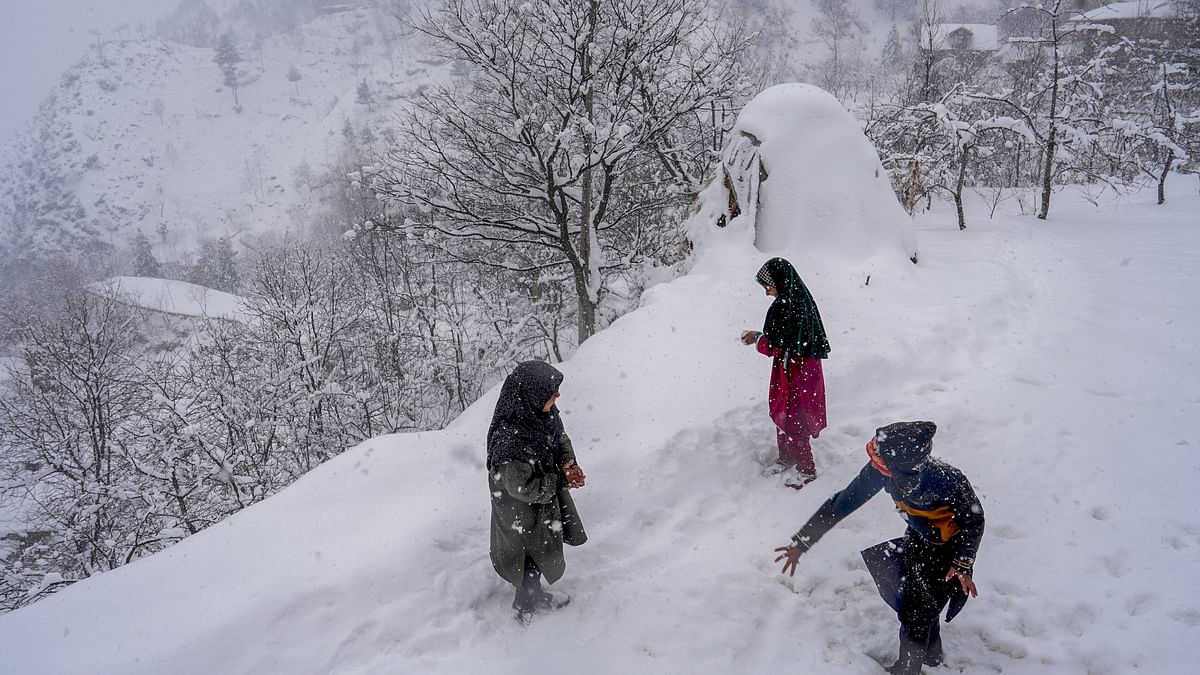 Highway closed, flights grounded as snowfall cripples life in Kashmir