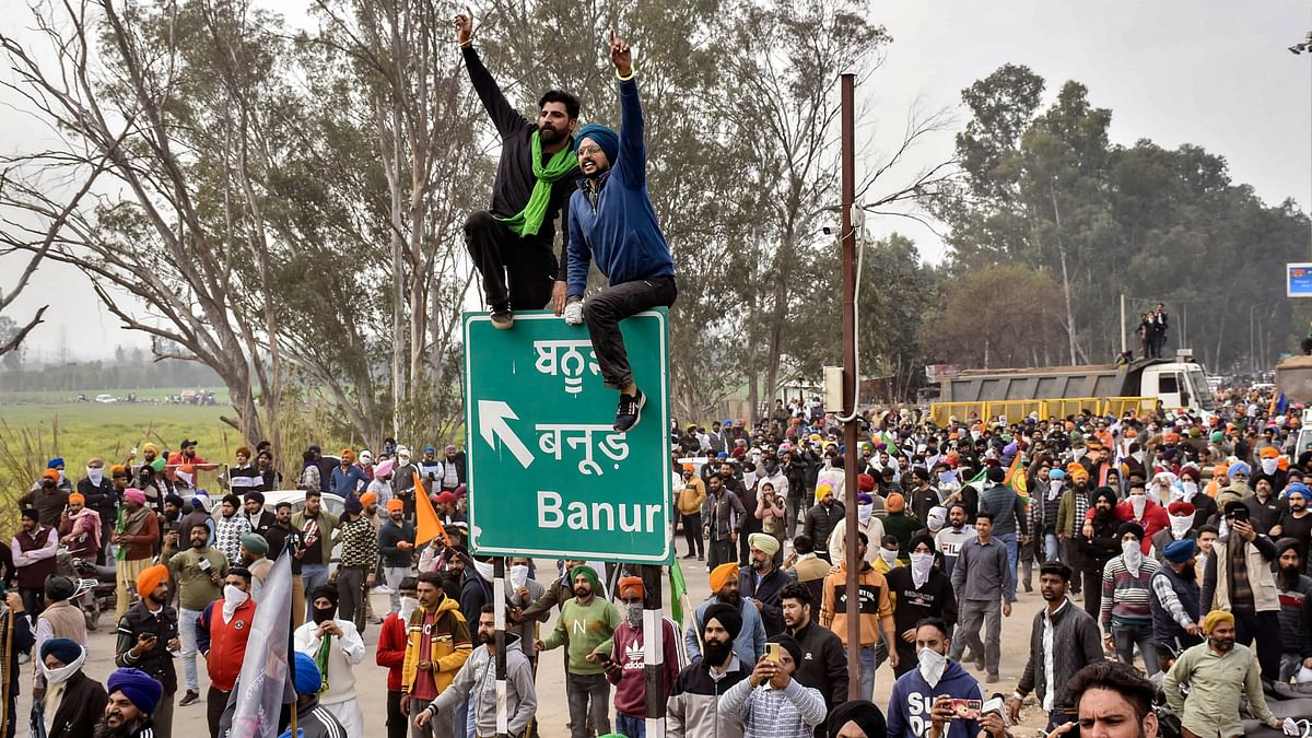 Dilli Chalo March: Farmers break barricades, pelt stones as they proceed towards Delhi