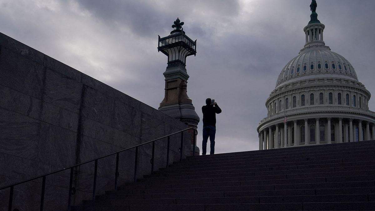 US lawmakers unveil bill to fund government, avert shutdown
