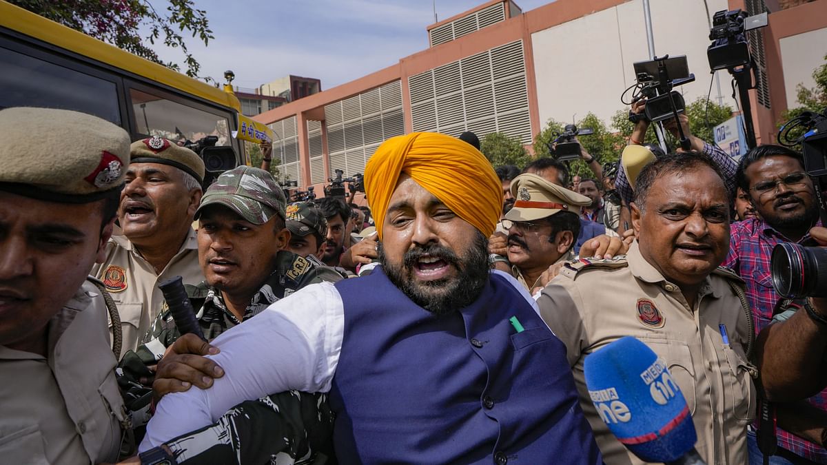 Punjab Minister Harjot Singh Bains gets detained by Delhi during the protest.