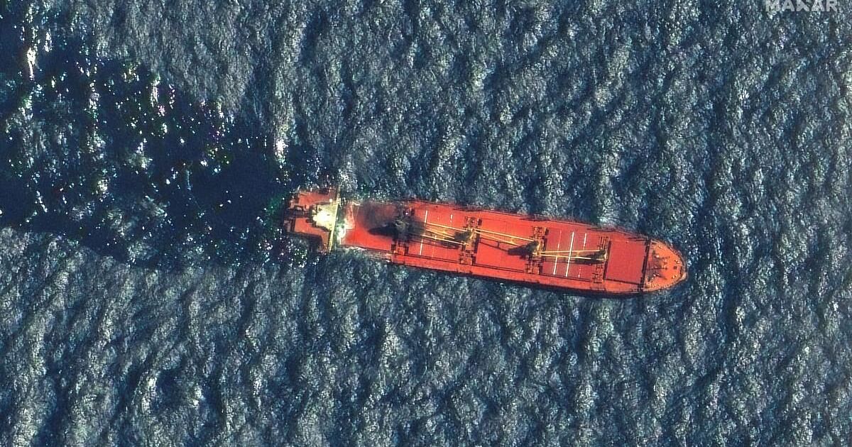 الحكومة اليمنية تقول إن سفينة أغرقها الحوثيون تهدد بيئة البحر الأحمر