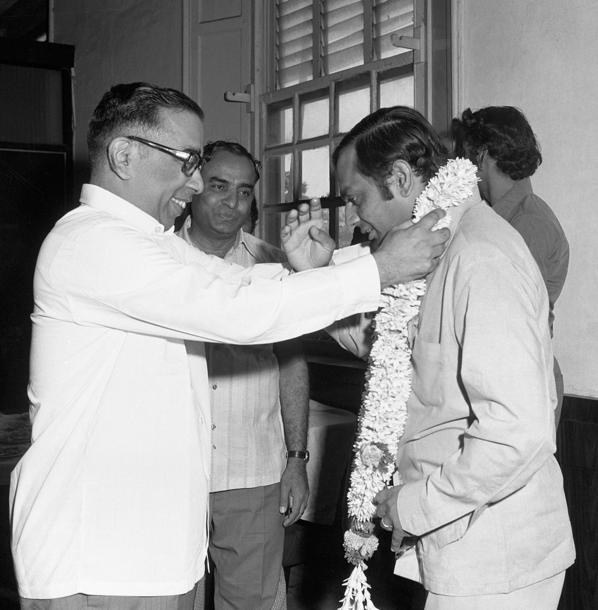 The captain of the victorious Karnataka Ranji Trophy team EAS Prasanna is garlanded by Deccan Herald editor VB Menon at their office upon their return to Bengaluru from Jaipur. DH Archives 