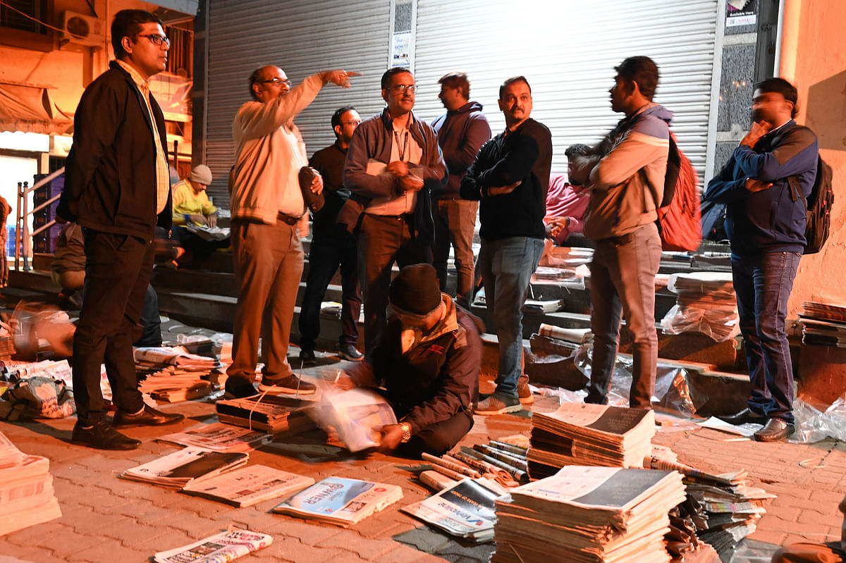 The editor witnesses hawkers organising copies of newspapers on the Shoolay pavement