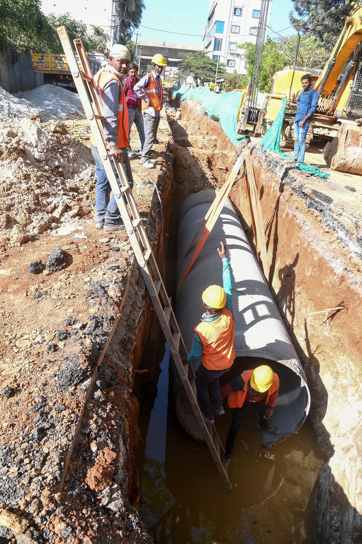Work on laying Cauvery water supply pipelines at Nelagadaranahalli main road T Dasarahalli. DH FILE PHOTO 