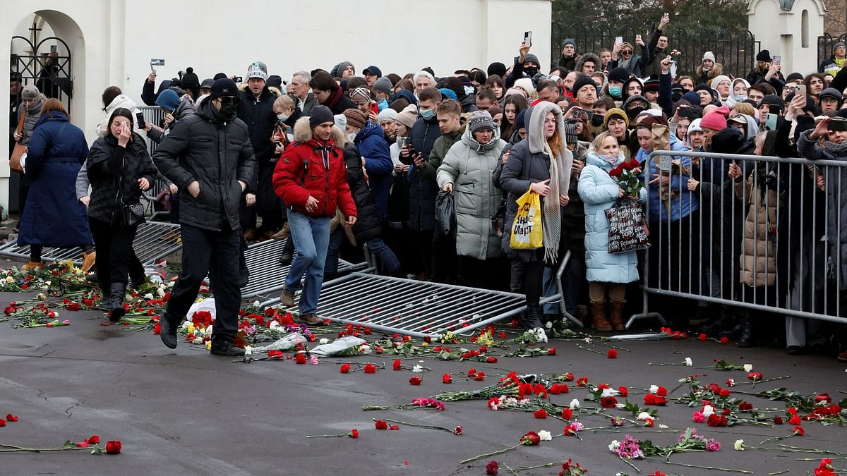 Alexei Navalny's funeral held amid tight security as Russians chant outside
