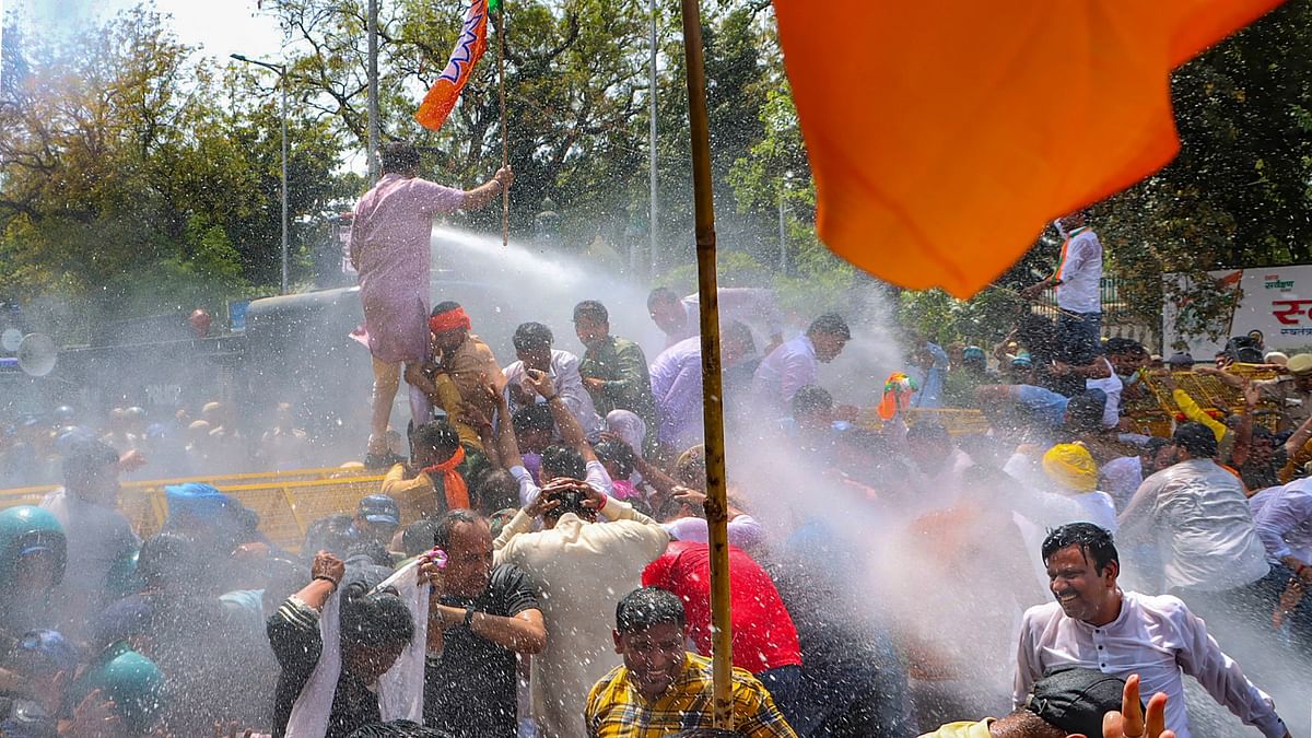 Police resort to water cannon to disperse the protesting BJP workers in Delhi.