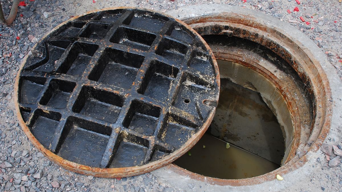 3 people die of asphyxiation while cleaning manhole in Telangana
