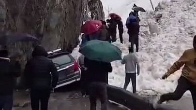 Massive avalanche hits Sonmarg in Jammu & Kashmir