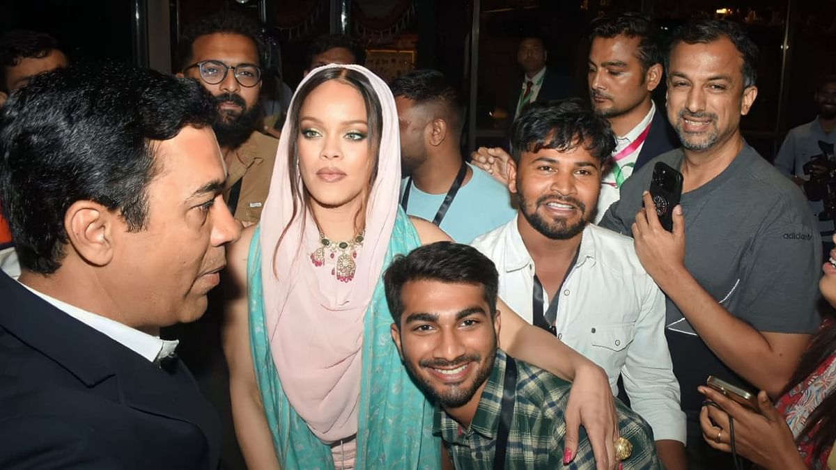 Rihanna poses with the paparazzi at the Jamnagar airport.