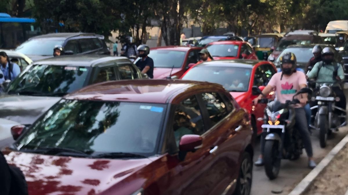 Ripple effect: Thick Traffic chokes Bengaluru's Kundalahalli Main Road