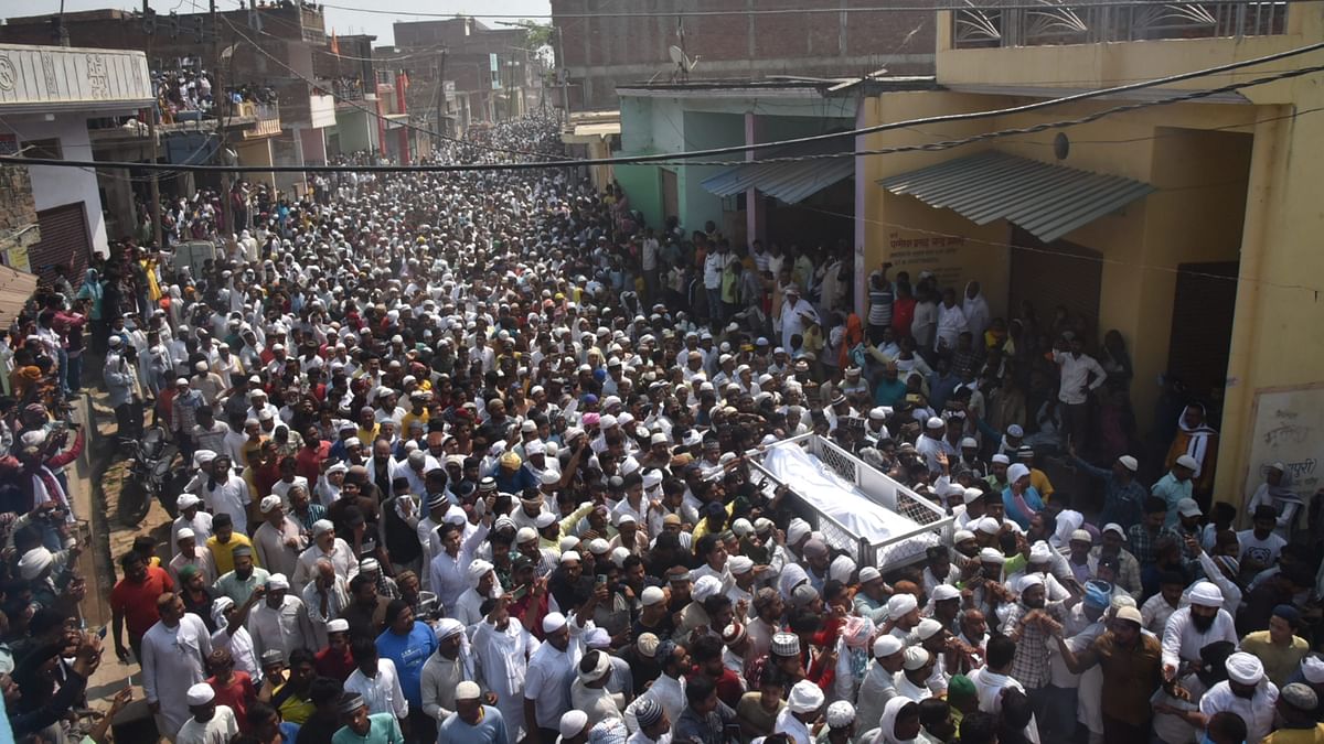 Ansari's funeral procession witnessed thousands of supporters.