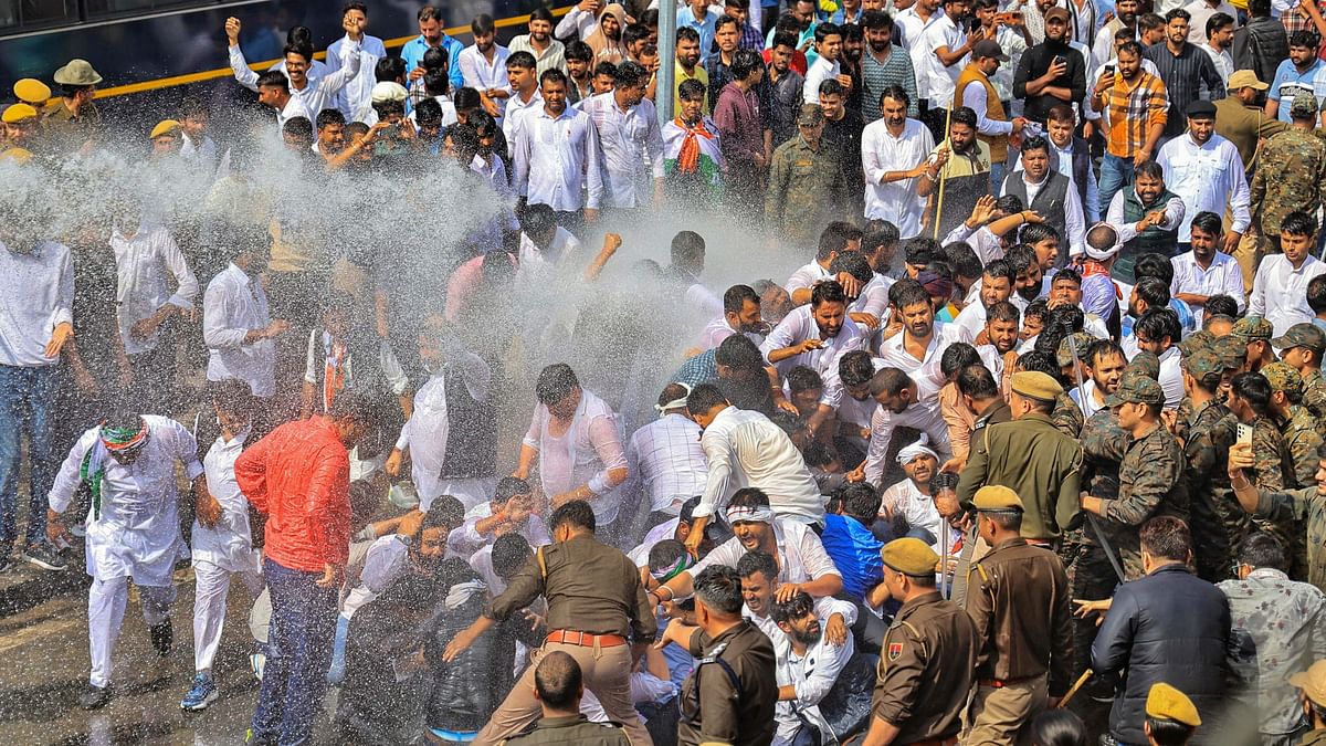 Youth Congress supporters hurl tomatoes, eggs on Odisha police during protest