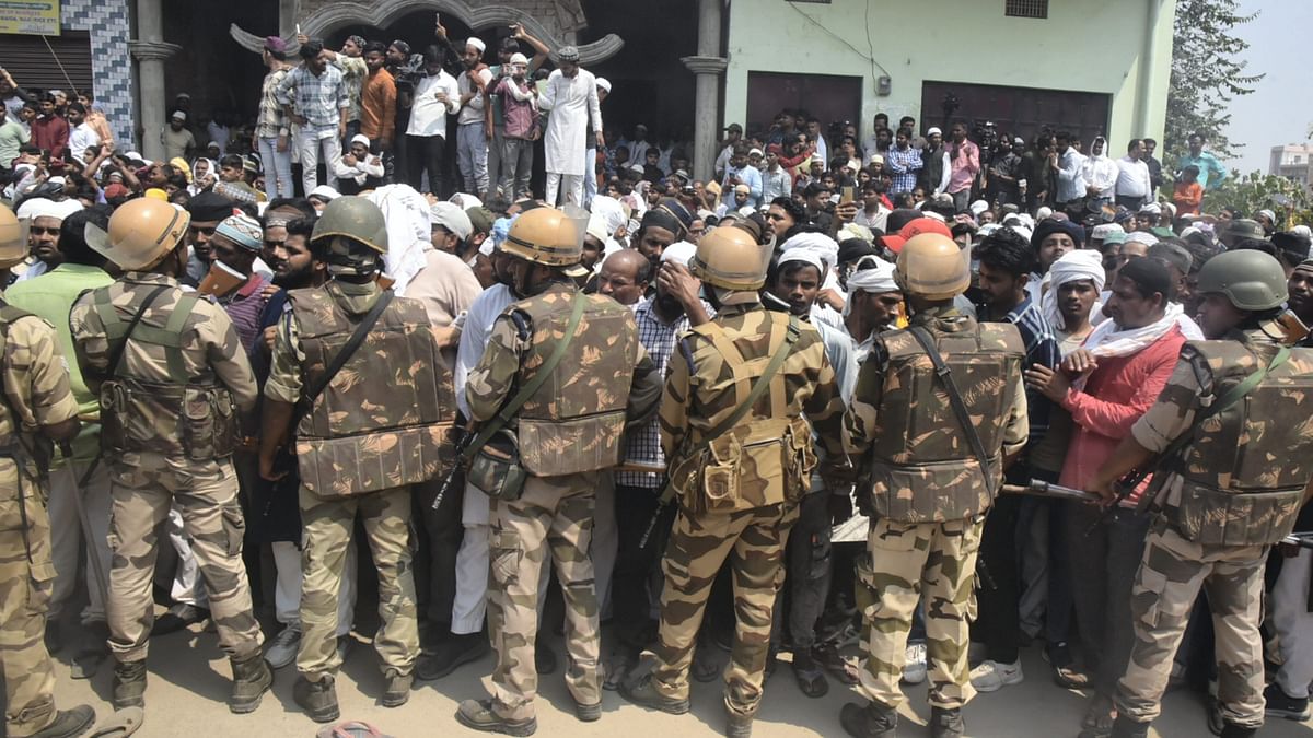 Some people in the procession raised slogans while an argument broke out between Ghazipur District Magistrate Aryaka Akhoury and Mukhtar's brother Afzal Ansari.