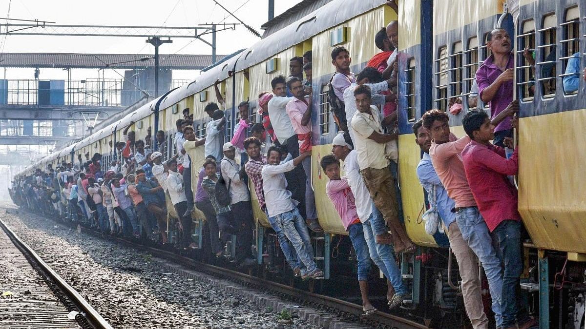 Signal glitch hits Mumbai local trains on Western Railway; causes overcrowding