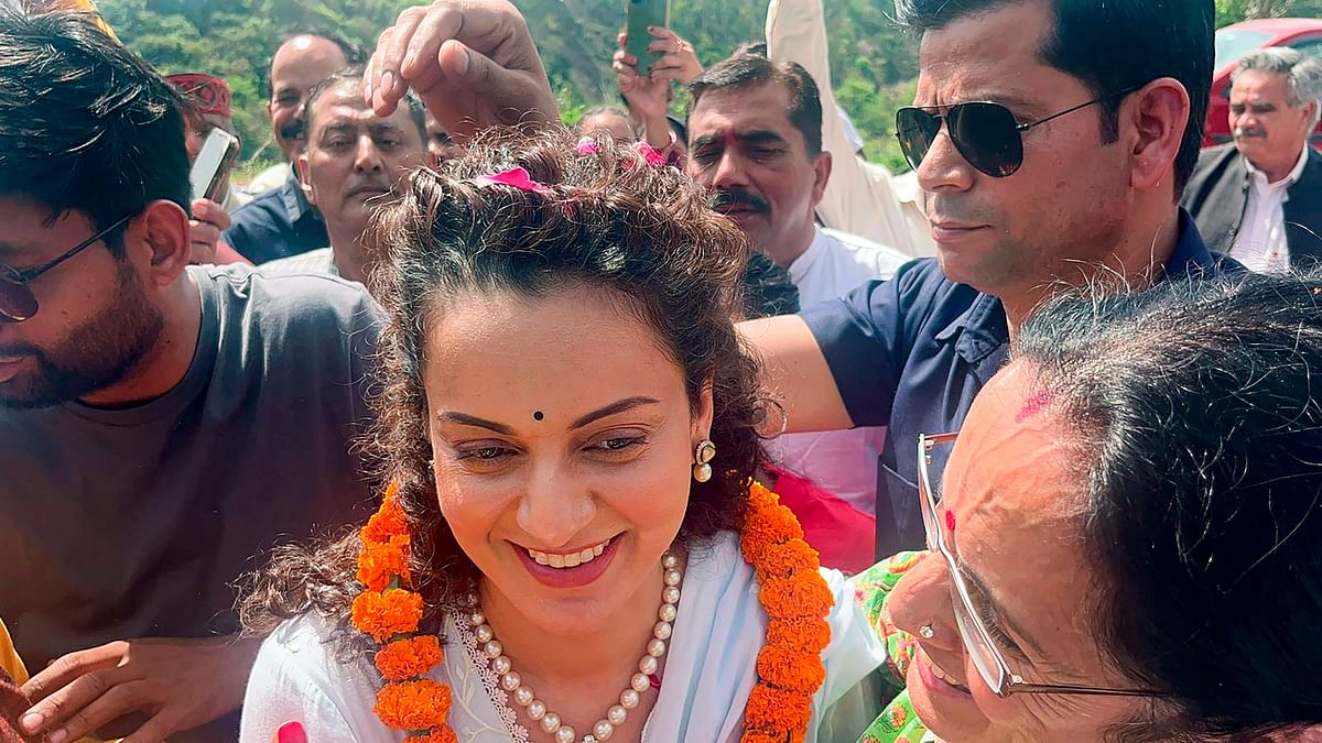 Amidst the chants of "Jai Shri Ram", the BJP workers welcomed Ranaut by showering her with flowers and dancing to the beat of drums.