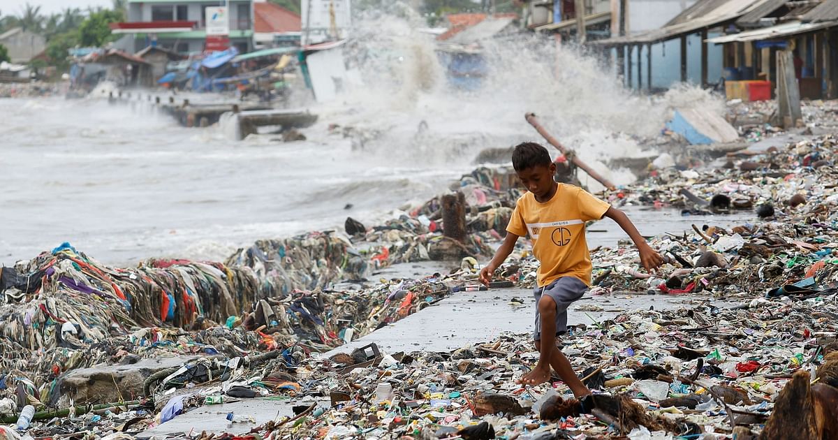 Sebuah desa nelayan di Indonesia berjuang dengan tumpukan sampah yang terbawa ombak