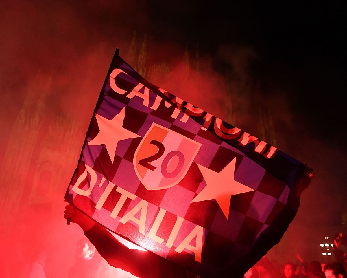 A flag with the number 20 is seen to mark Inter's 20th Serie A title.