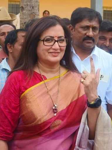 MP A Sumalatha participated in the ongoing Lok Sabha elections 2024 by casting her vote at Doddarasinakere village, near Bhartinagar in Mandya.